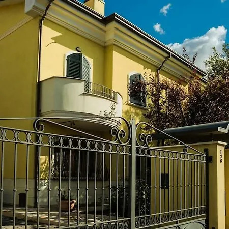 Con Piscina A Villa *